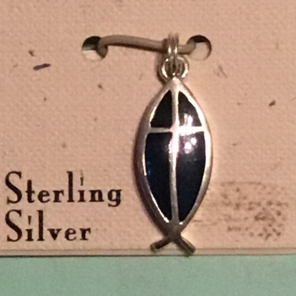 Vintage Madison Studios sterling silver fish pendant or charm - mint on card - Picture 2 of 4